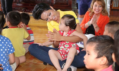 H’Hen Niê đi từ thiện sau khi đăng quang